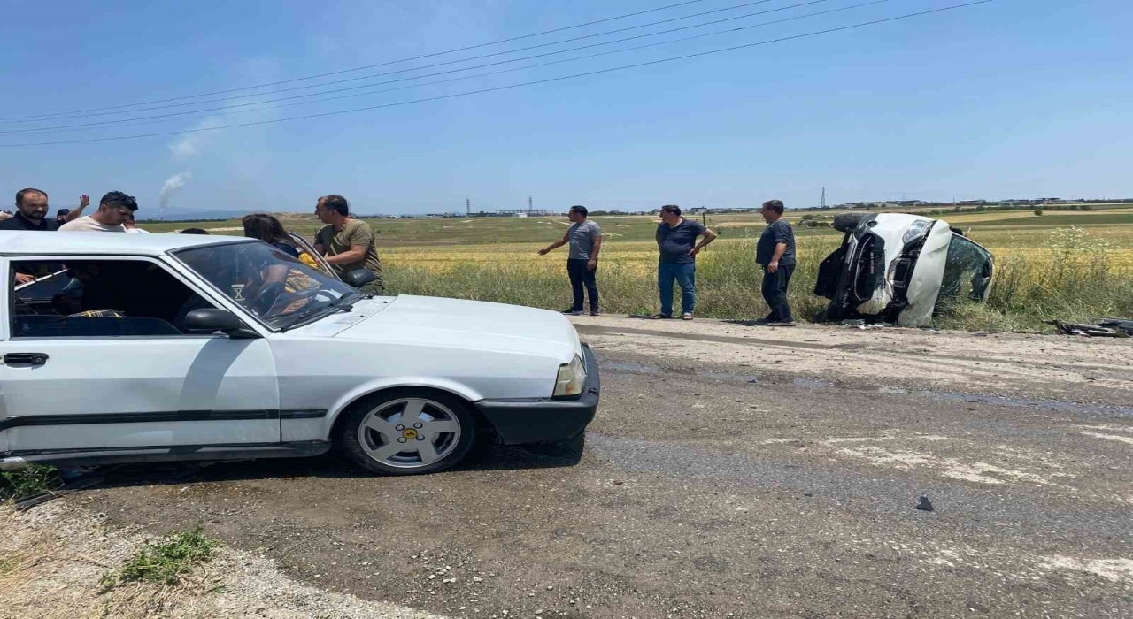 Uşakta iki araç çarpıştı: 5 kişi yaralandı