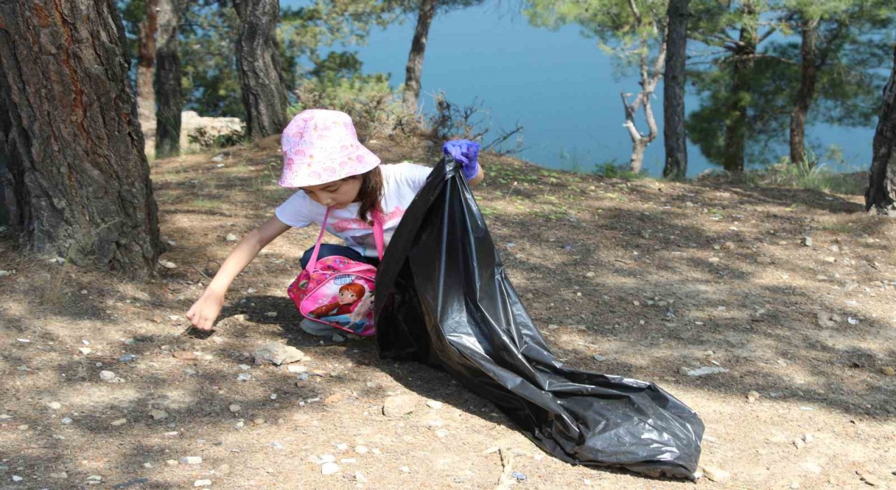 Uşakta minik eller gelecekleri için atık topladı