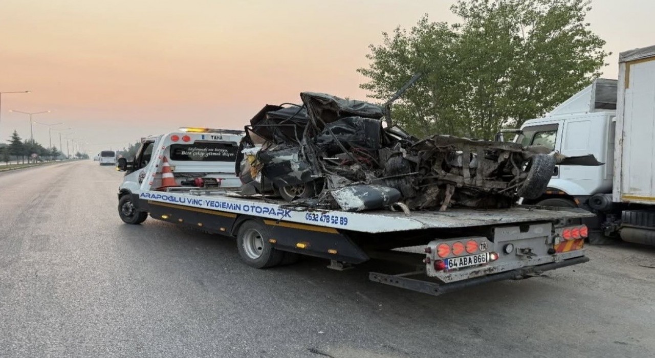 Uşakta otomobil park halindeki kamyona çarptı:1 ölü