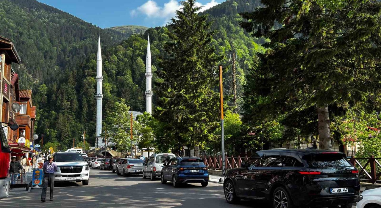 Uzungölde bayram yoğunluğu: Binlerce turist akın etti
