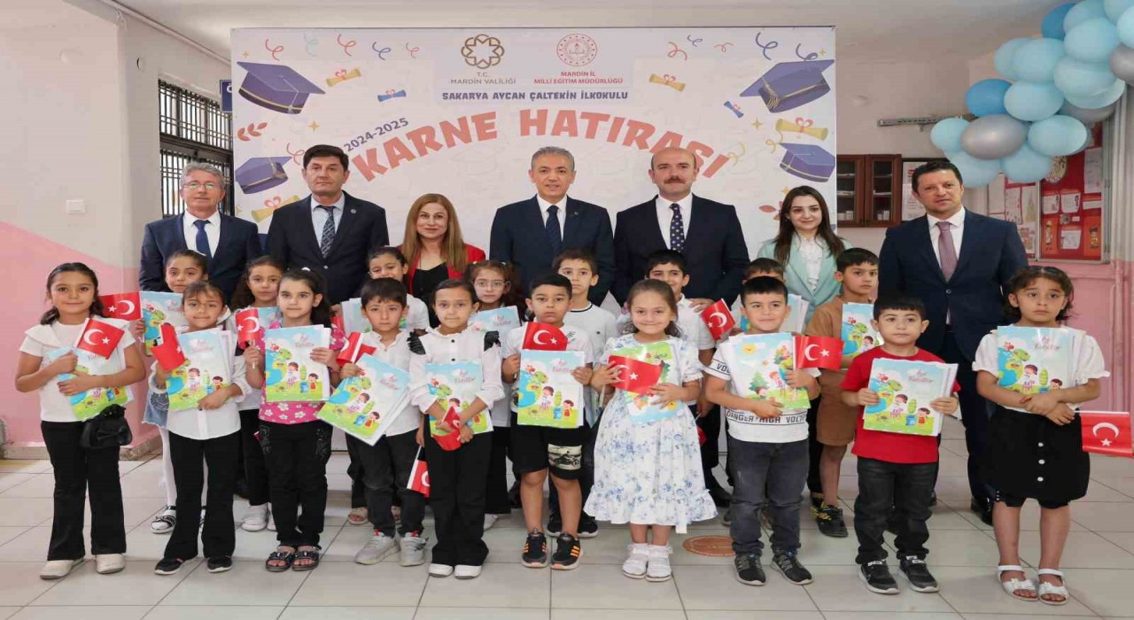 Vali Akkoyun, karne dağıtım törenine katılarak öğrencilerin sevincine ortak oldu