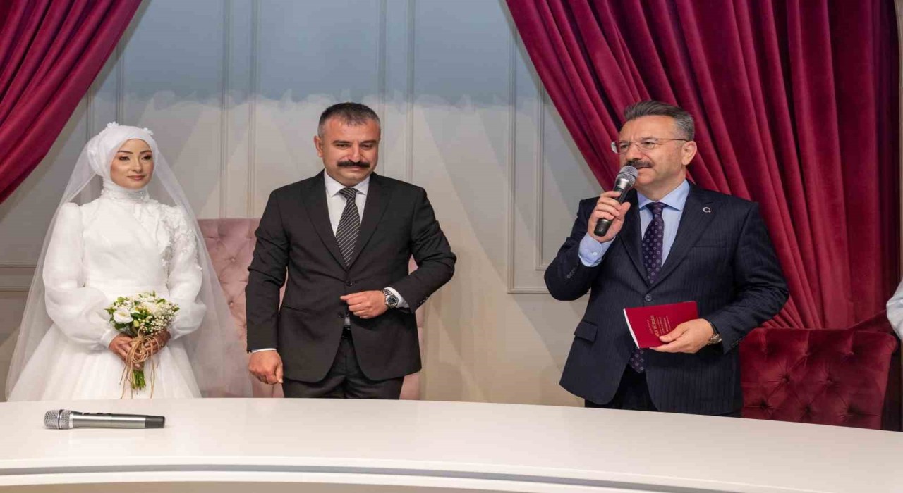 Vali Aksoy, Aile ve Sosyal Hizmetler İl Müdürü Bayrakın nikah şahidi oldu