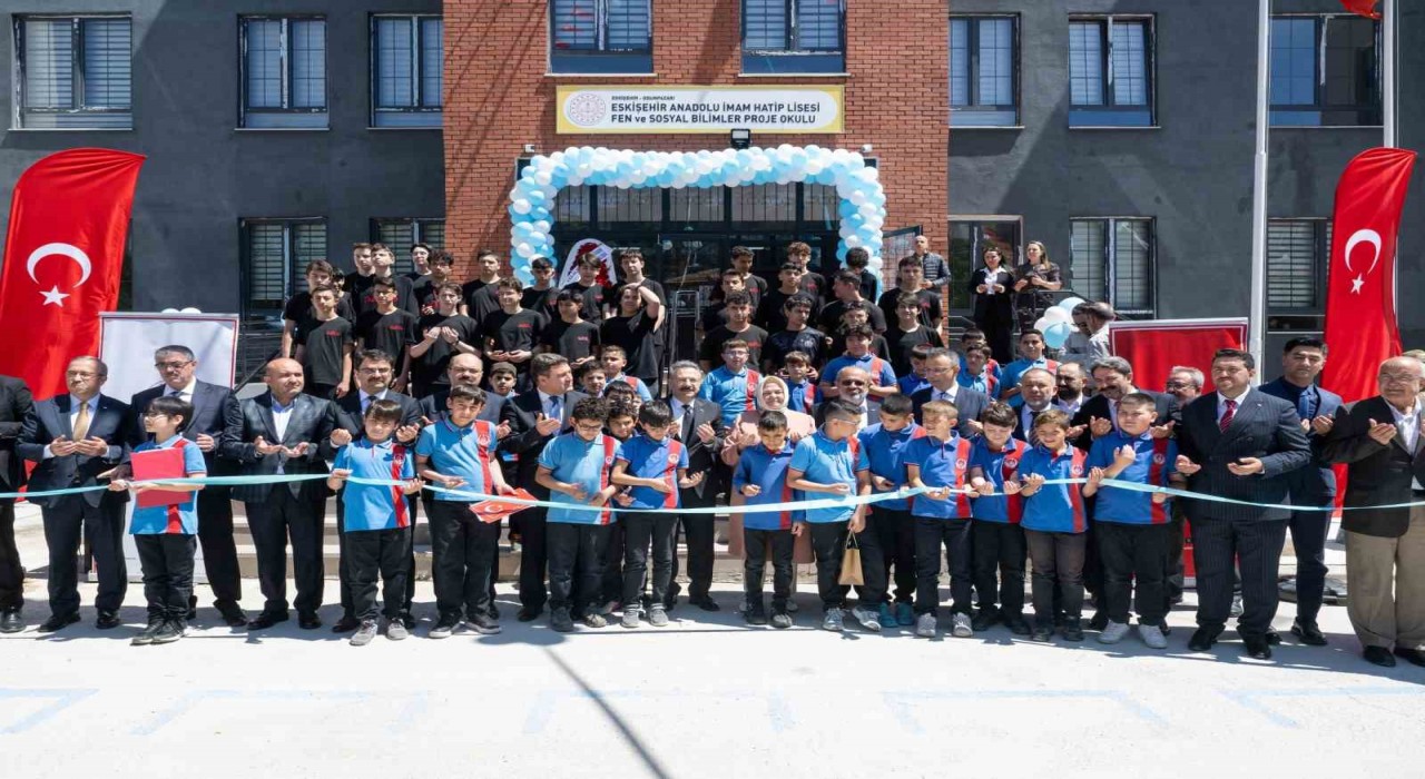 Vali Aksoy, Eskişehir Anadolu İmam Hatip Lisesinin açılış törenine katıldı