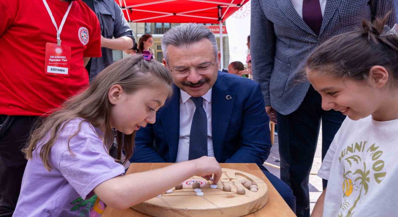 Vali Aksoy, Geleneksel Oyunlar Tırını ziyaret etti