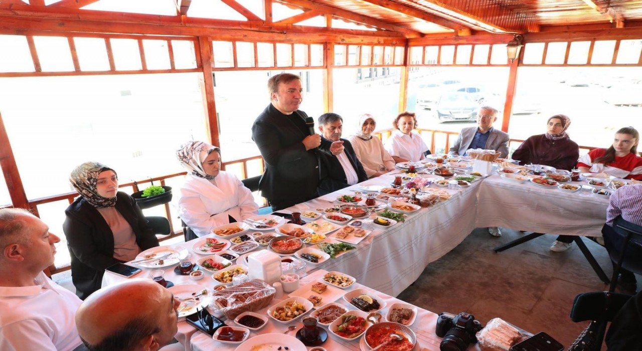 Vali Aydoğdu, Hünerli Eller Kadın Kooperatifi Kahvaltı Salonunda basın mensuplarıyla buluştu