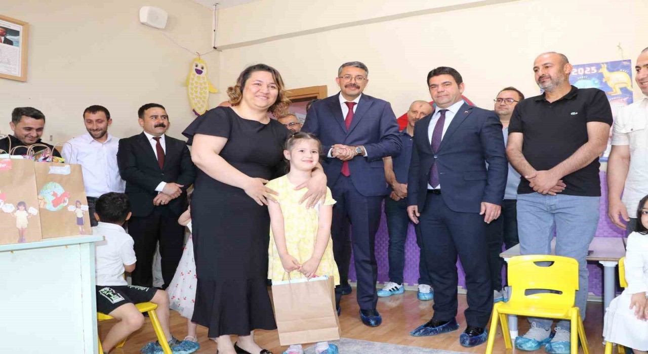 Vali Çelik, karne heyecanına ortak oldu