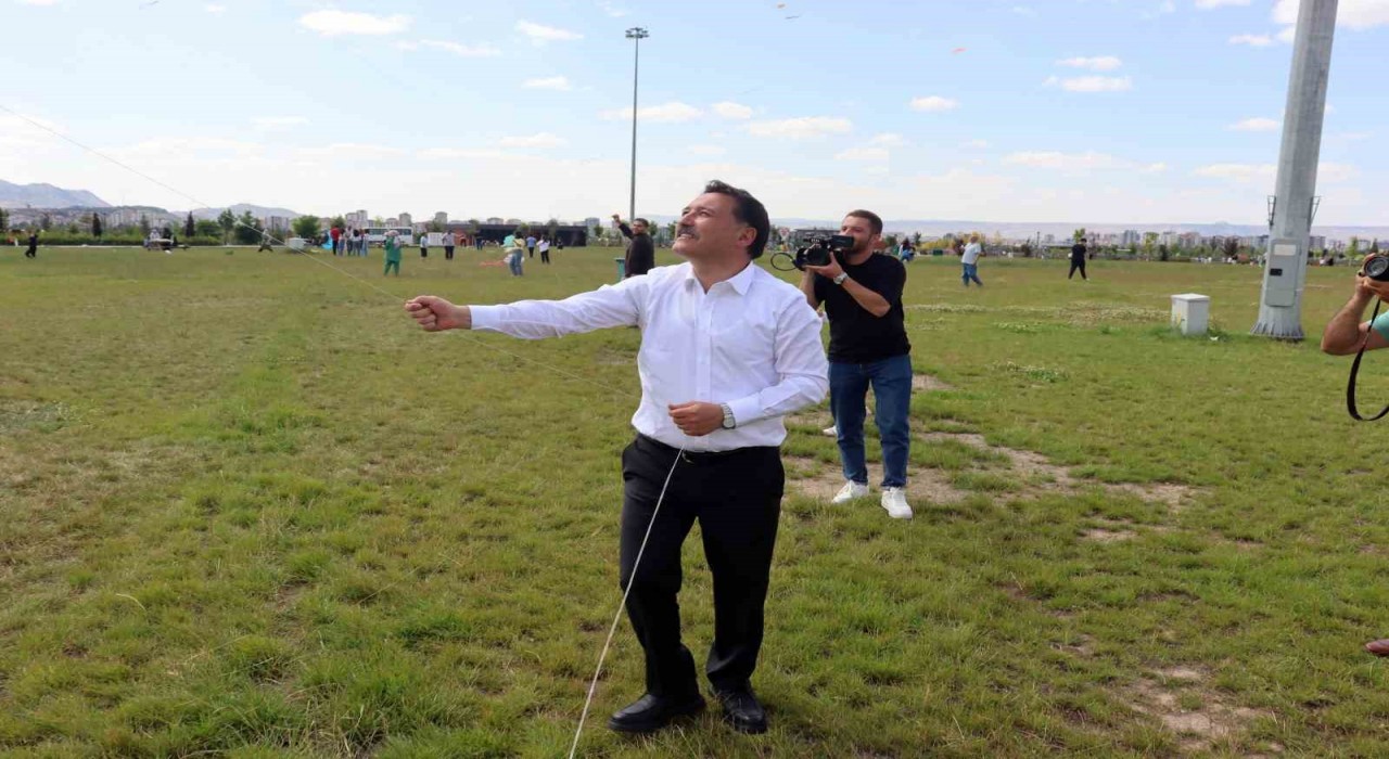 Vali Çiçek uçurtma uçurdu, bağımlılıkla mücadelede kararlılık mesajı verdi
