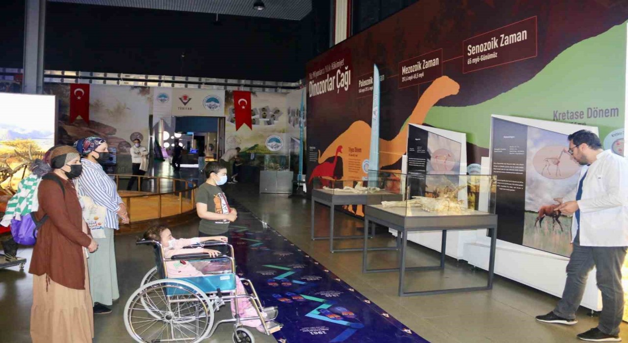 Vali Çiçek ve Rektör Altun miniklerin isteğini yerine getirdi