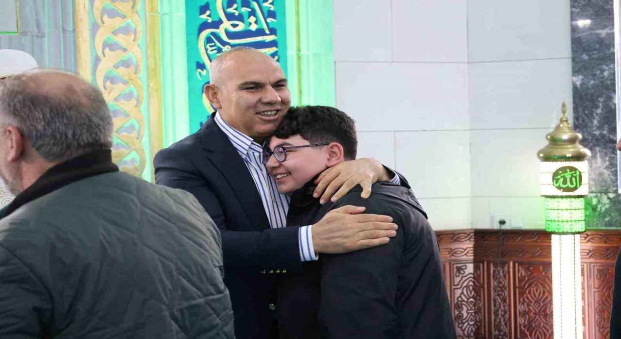 Vali Koç bayram namazında vatandaşlarla buluştu