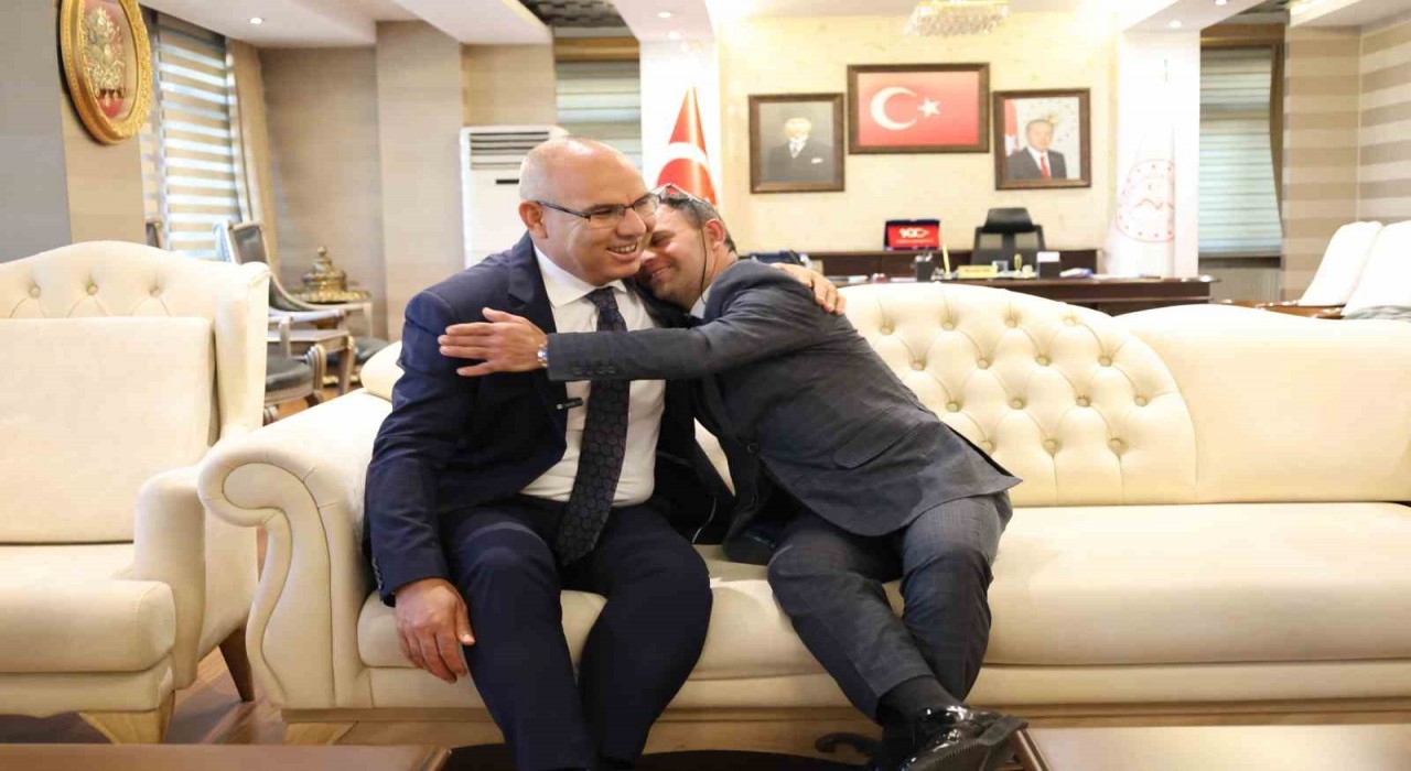 Vali Koç, toplumun sevilen ismi Cemal Aksakboğayı Valilikte konuk etti