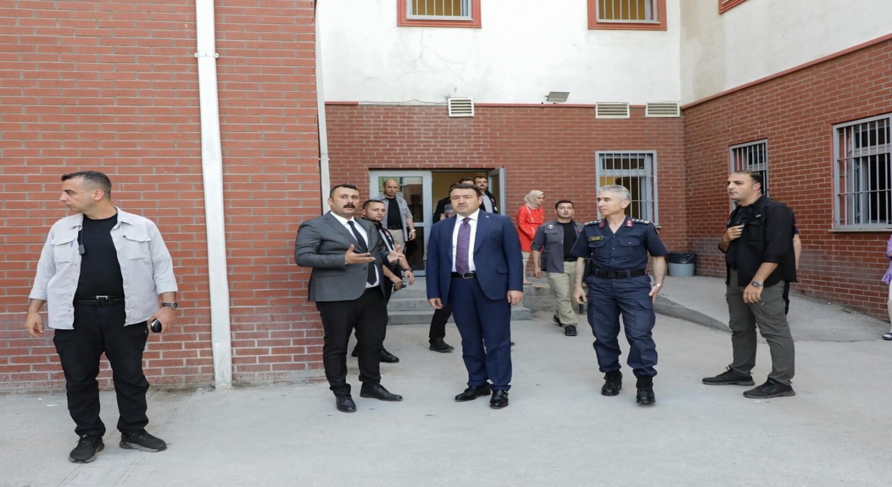 Vali Musa Işından Geri Gönderme Merkezine denetim ziyareti