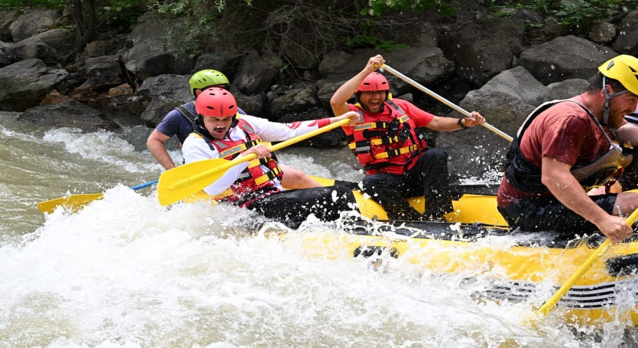Vali Mustafa Çiftçi bu defa coşkun sularda rafting yaptı