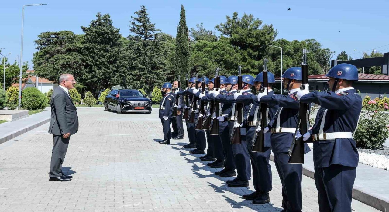 Vali Toroman, Jandarma Teşkilatını ziyaret ederek 186ncı kuruluş yıldönümünü kutladı