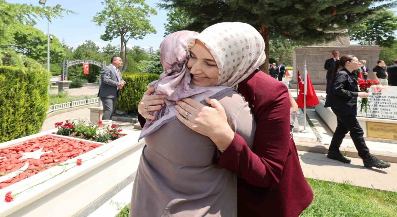 Vali Yiğitbaşı ve protokolden şehitlikleri bayram ziyareti