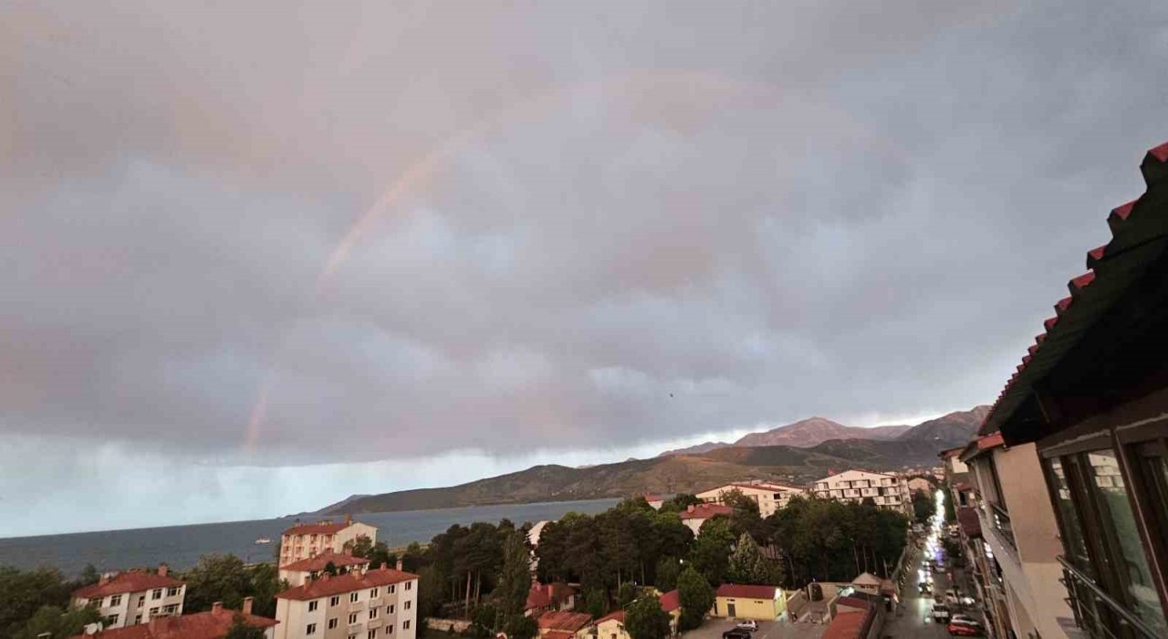Van Gölü üzerinde gökkuşağı, Nemrut Kalderasında kızıl gökyüzü