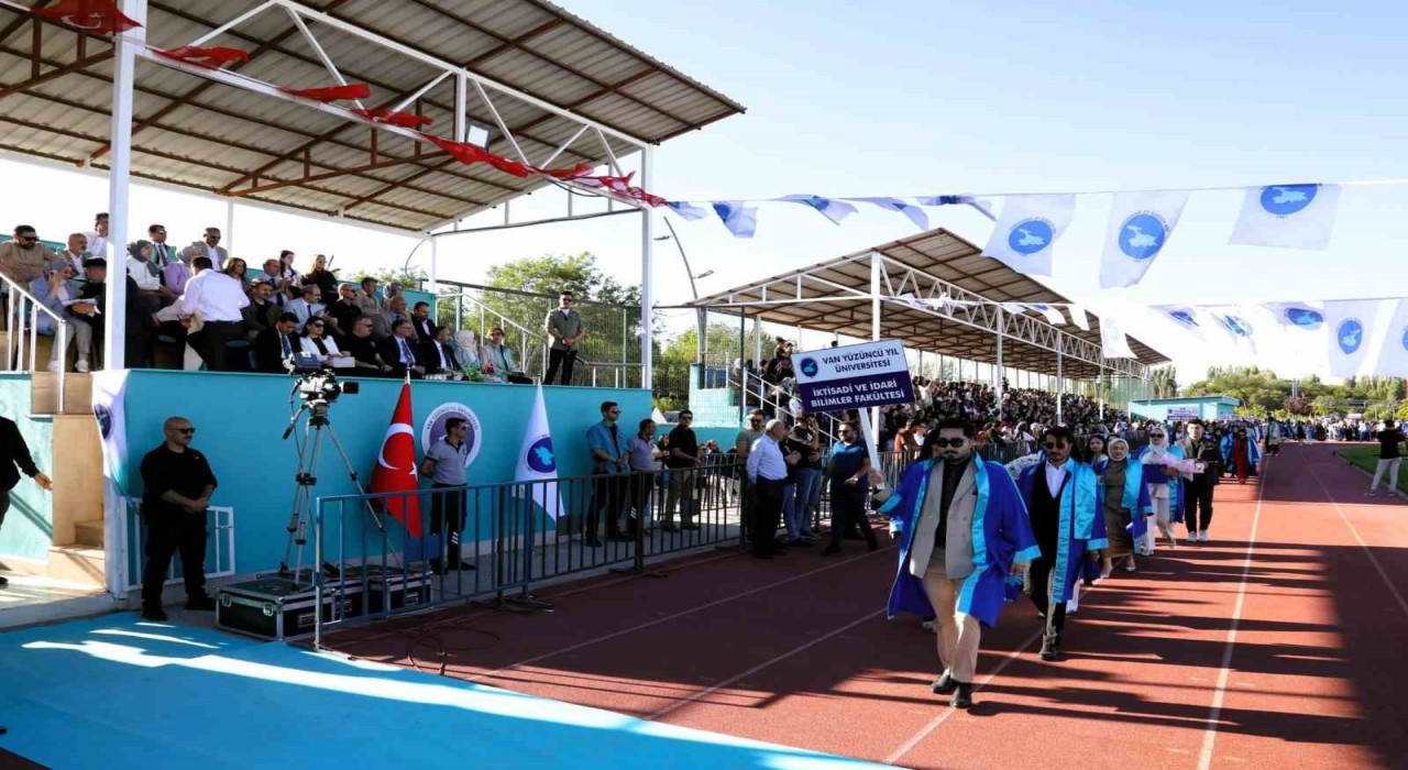 Van YYÜde mezuniyet coşkusu