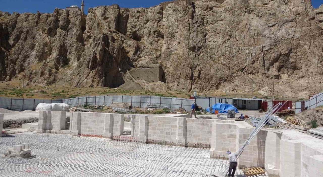 Vanda 750 yıllık cami ayağa kaldırılıyor
