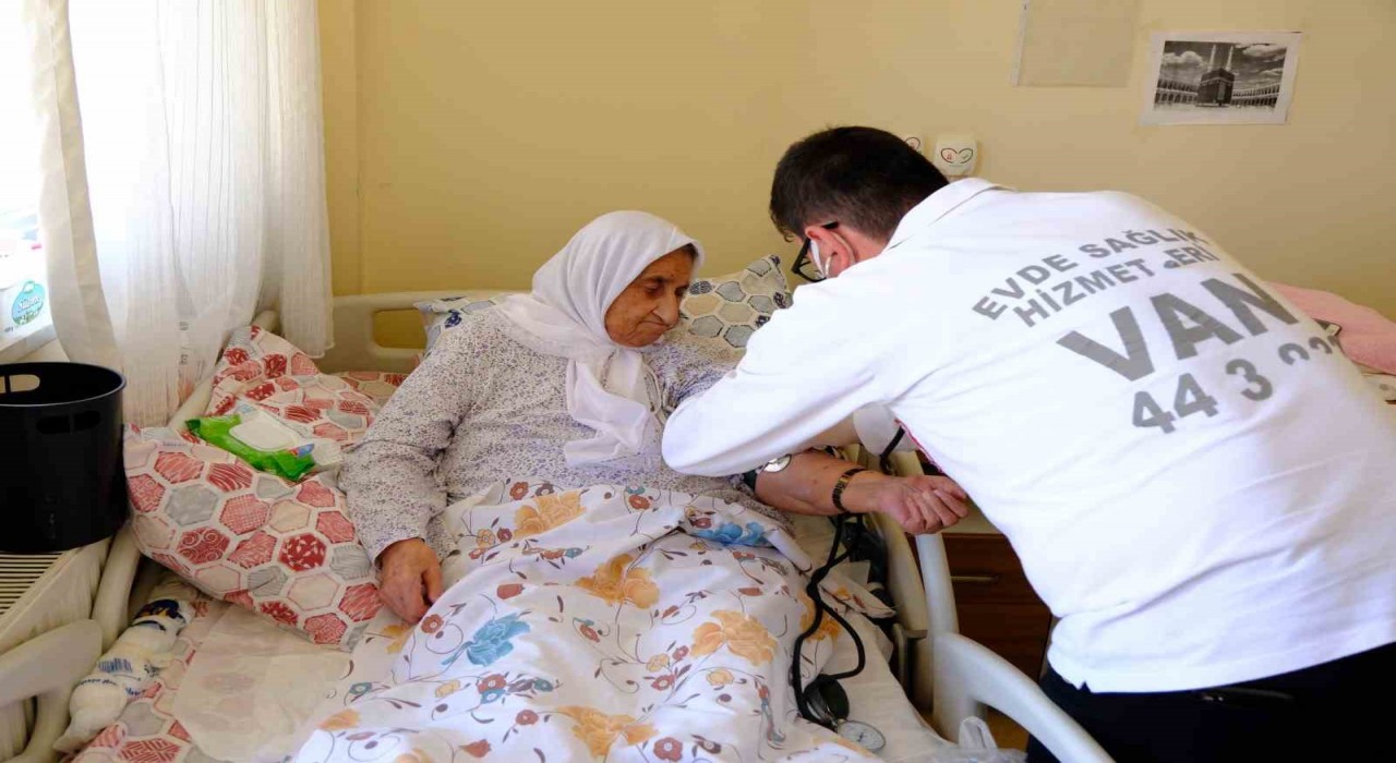 Vanda bayram öncesi huzurevi sakinlerine sağlık hizmeti