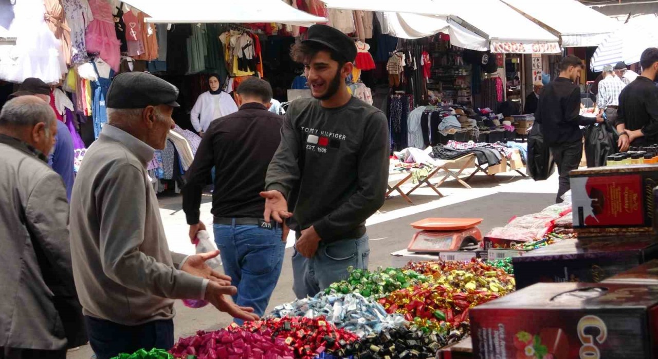Vanda bayram telaşı başladı: Çarşı ve pazarda renkli görüntüler