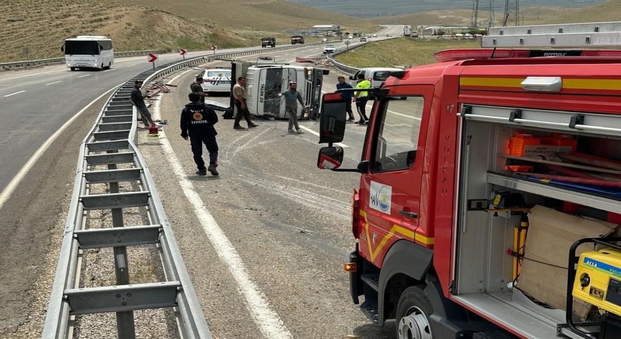 Vanda kamyonet yan yattı: 1 yaralı