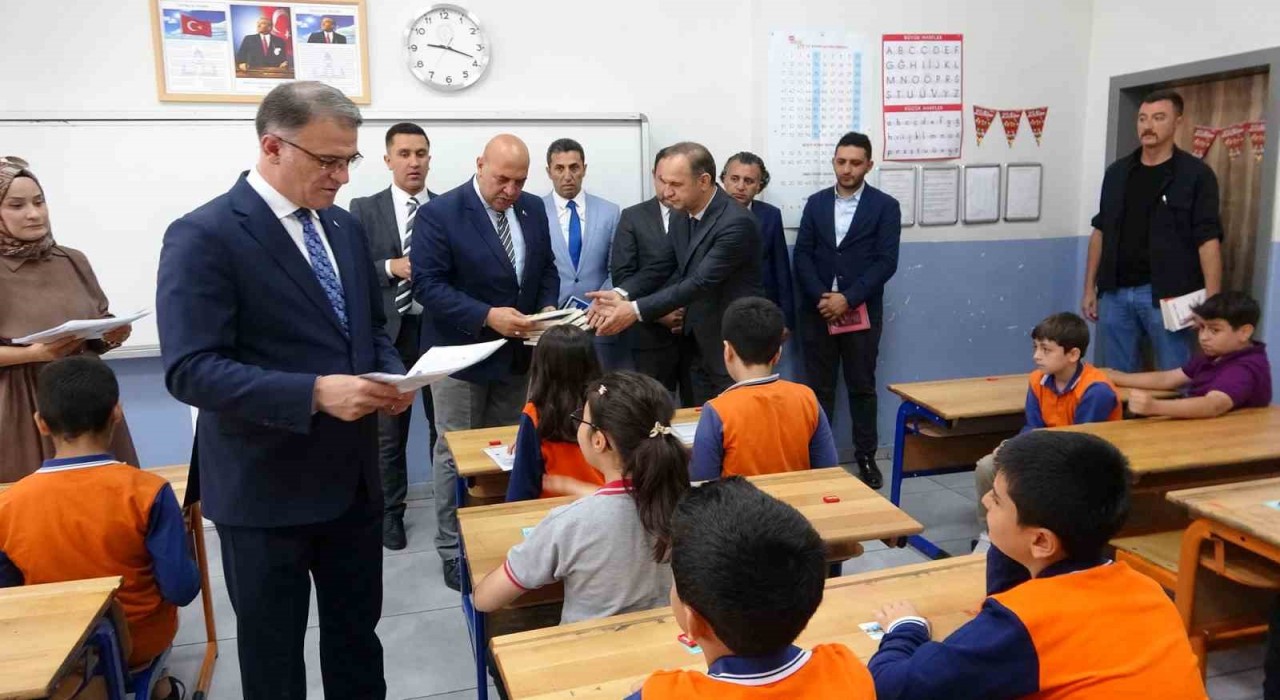 Vanda öğrencilerin karne heyecanı