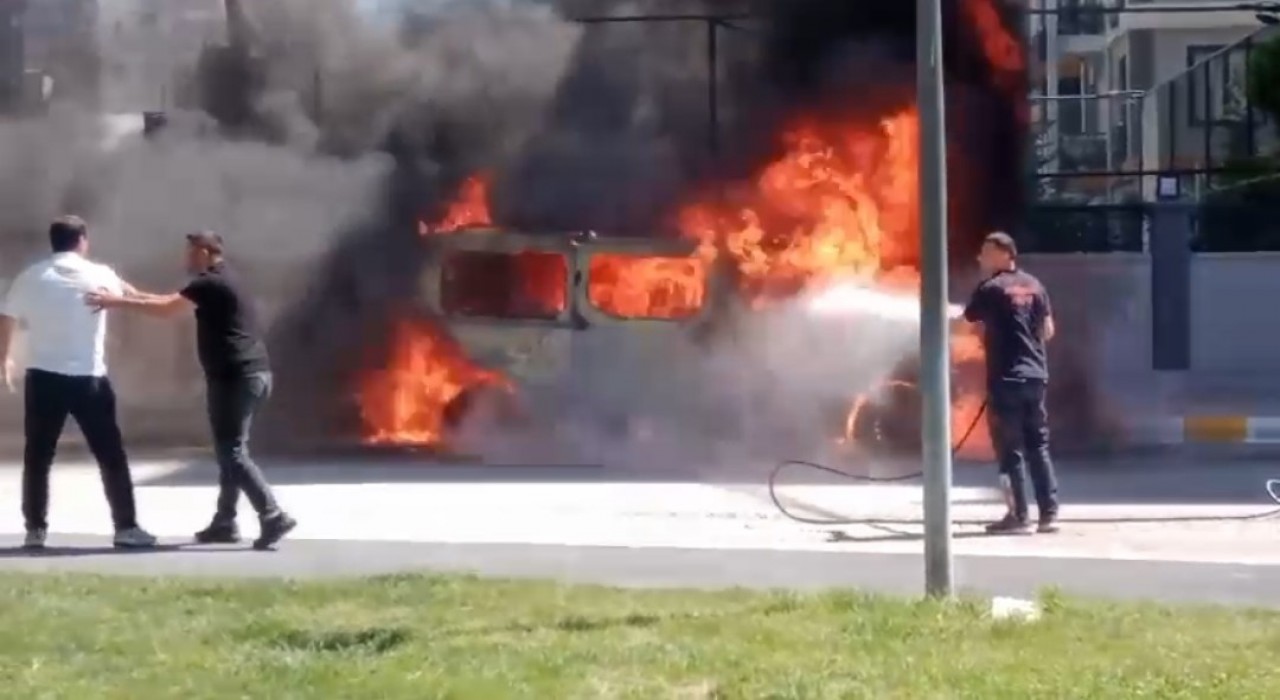 Vanda park halindeki minibüs alev alev yandı