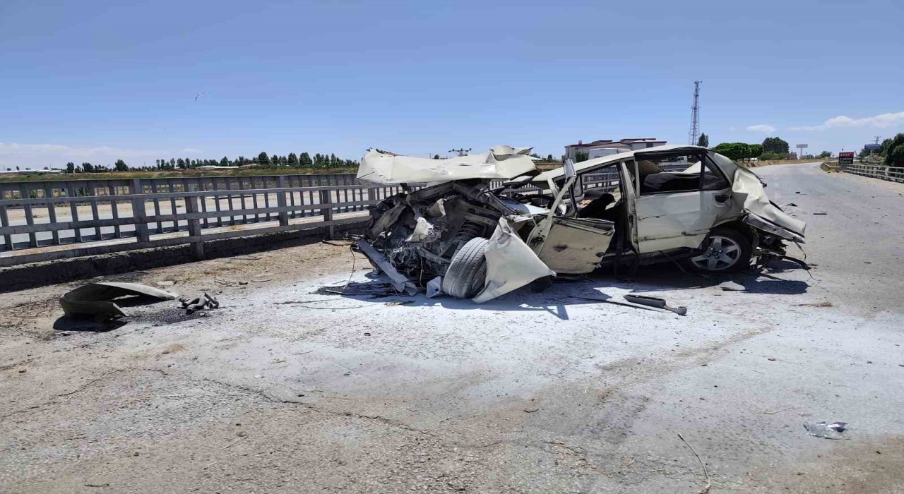 Vanda tır otomobile çarptı; 4 yaralı