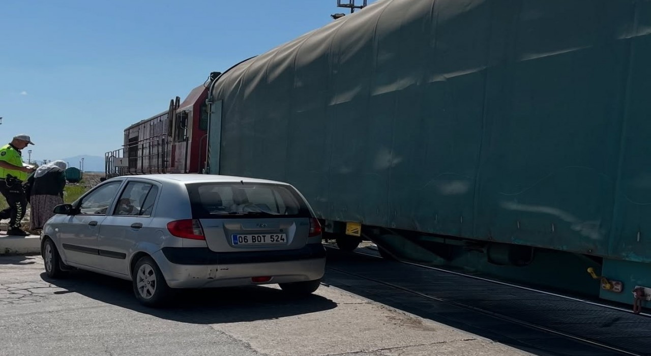 Vanda tren hemzemin geçitte otomobile çarptı: 1 hafif yaralı