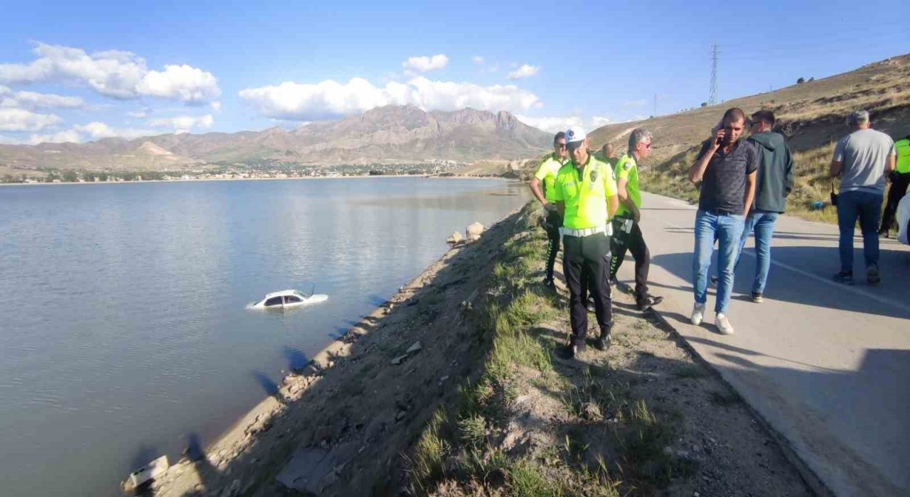 Vanda virajı alamayan otomobil Sıhke Göleyine uçtu: 2 kişi yaralandı
