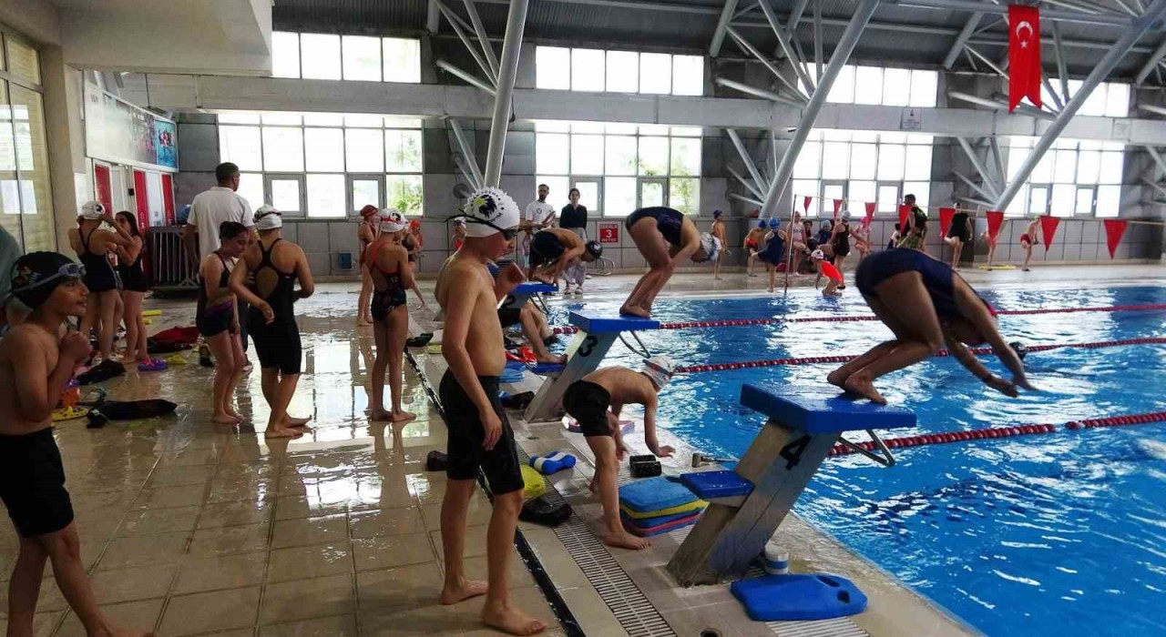 Vanda yüzme havuzuna yoğun ilgi