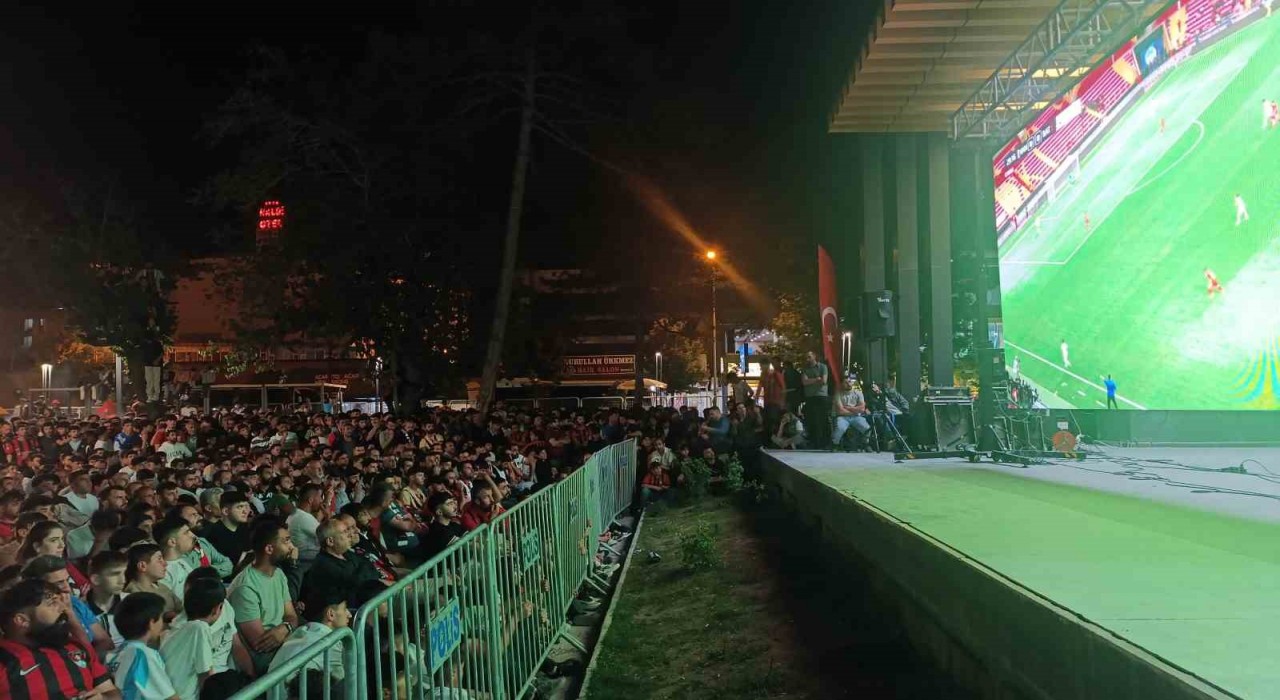 Vanspor FK taraftarları final coşkusunu dev ekranda yaşıyor