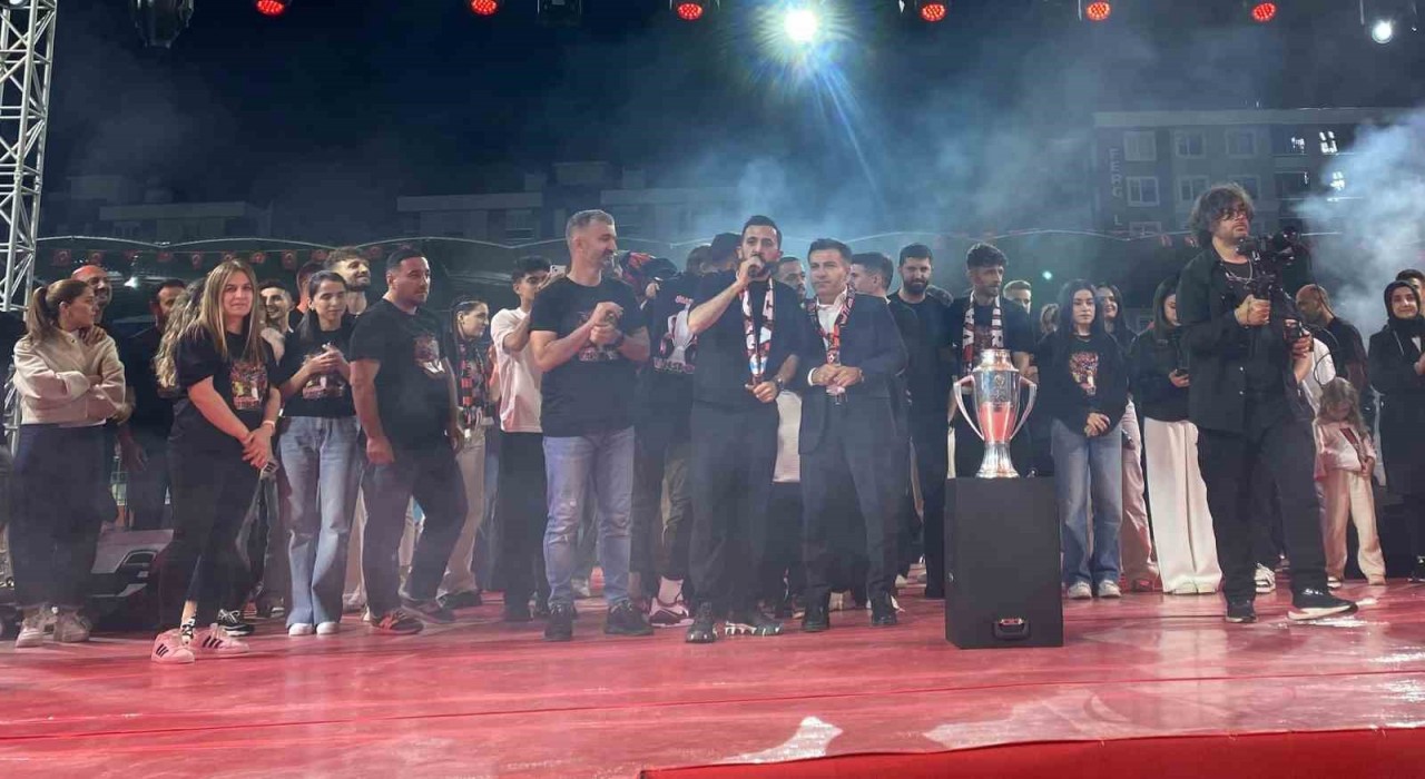 Vanspor FKnın şampiyonluğu coşkuyla kutlandı