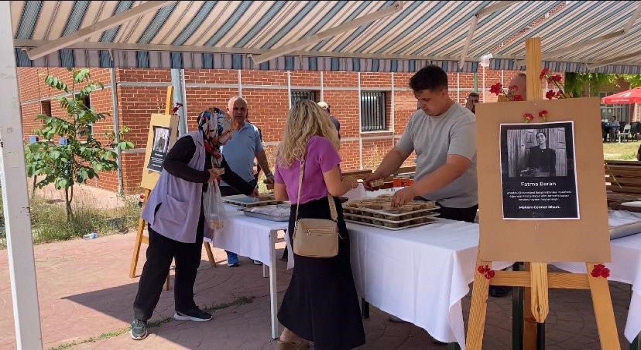 Vefat eden Anadolu Üniversitesi öğrencisi Fatma Baran için fakültesinde helva dağıtıldı