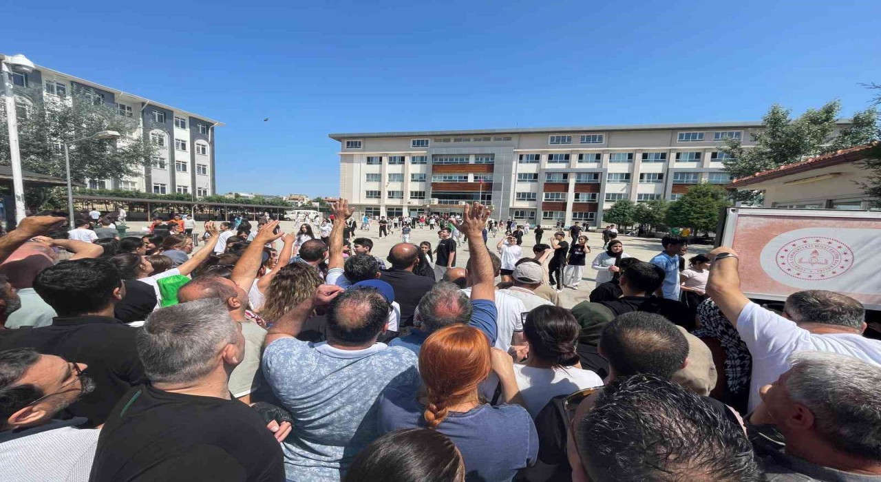 Veliler LGSye giren çocukları kadar heyecan yaşadı