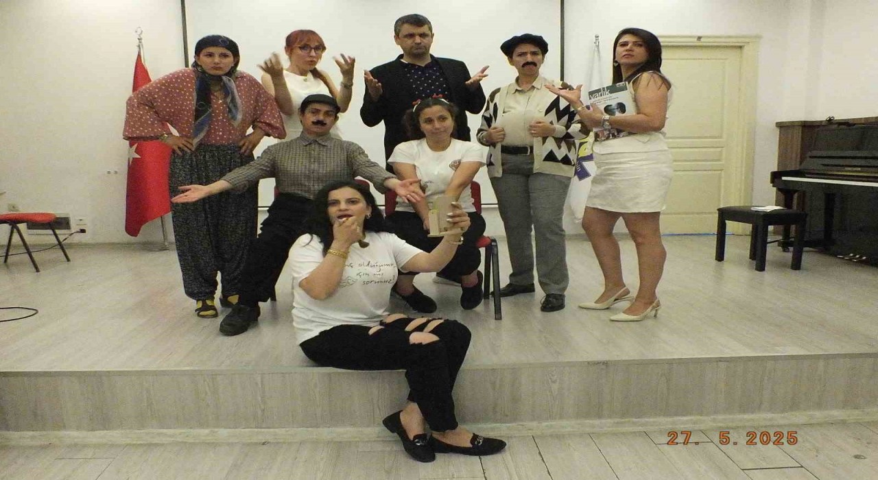 Velilerin kurduğu Çocuklar Derse Biz Sahneye topluluğu sahnelediği Ah Şu Gençler adlı oyunla büyük beğeni topladı.