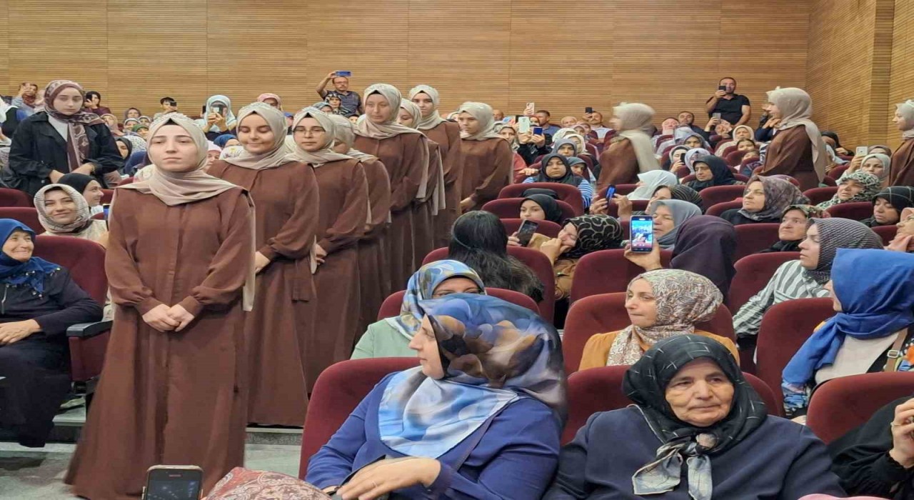 Vezirköprüde 34 kadın kursiyer hafızlık belgesi aldı