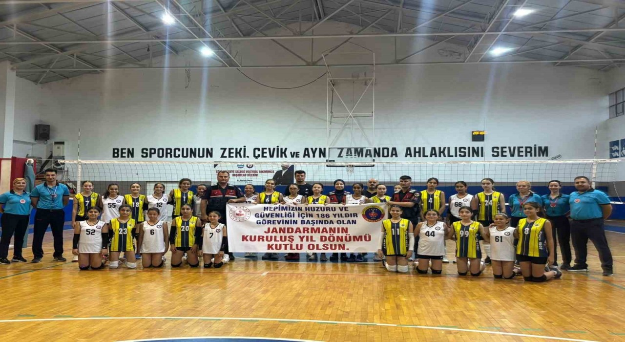 Voleybolcular, jandarmayı unutmadı
