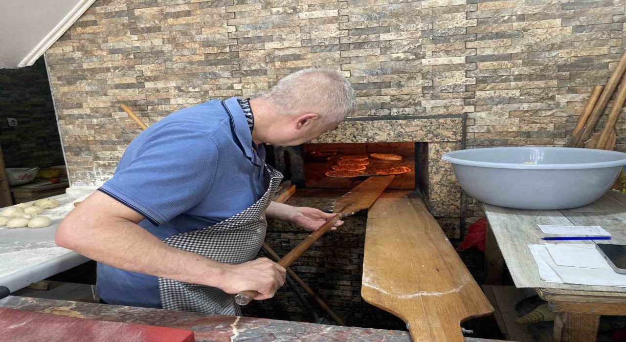 Yaklaşık 400 derece sıcaklıktaki taş fırın karşısında zorlu mesai