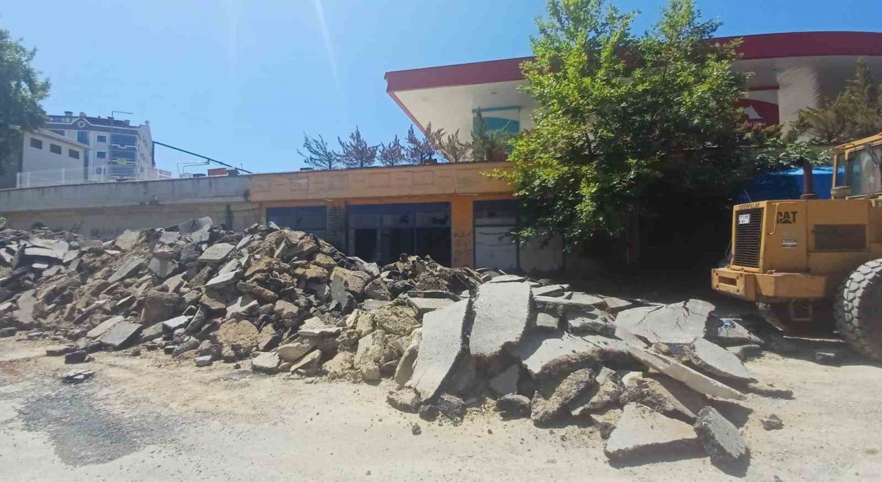 Yalovada alkol alırken tartıştığı arkadaşını boğazından bıçaklayarak öldürdü
