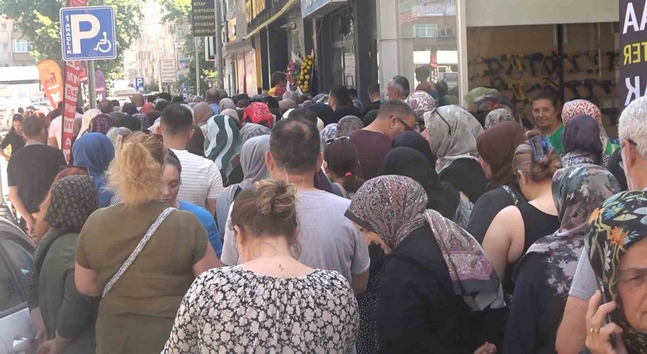 Yalovada mağaza açılışında indirim izdihamı