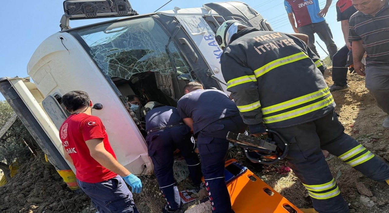 Yan yatan hafriyat kamyonunun sürücüsü yaralandı