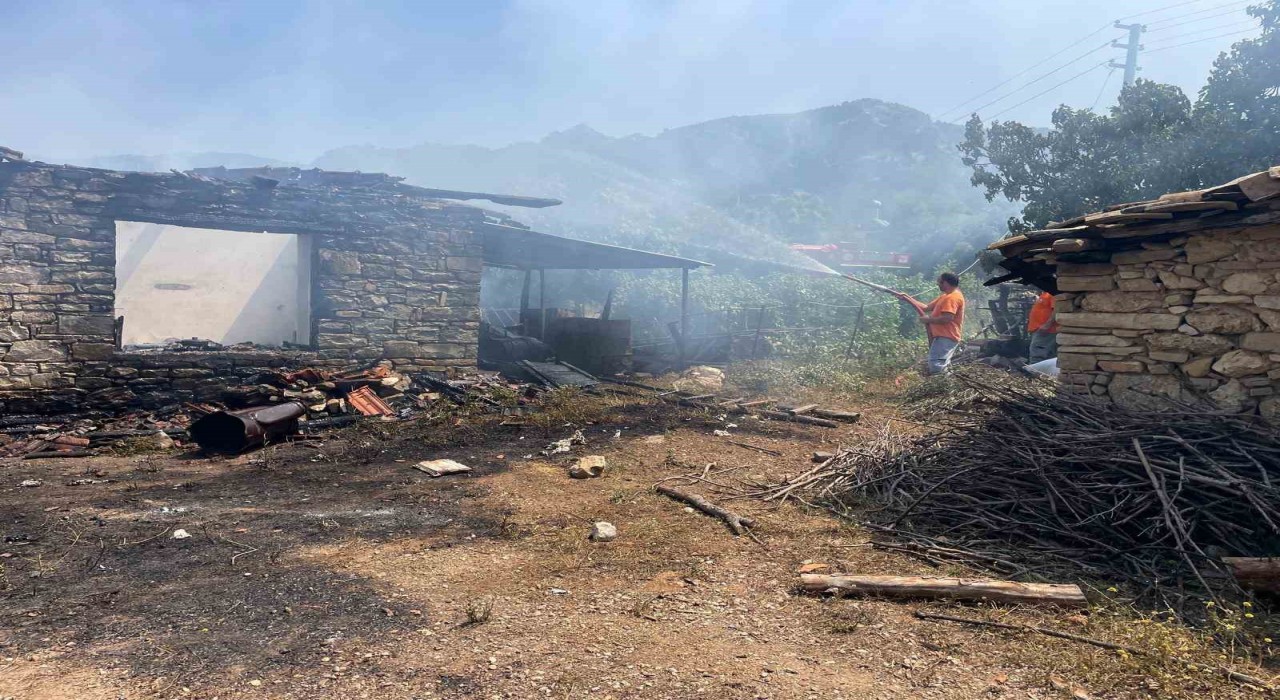 Yangında hem taştan yaptığı evini hem de biriktirdiği 80 bin lirayı kaybetti