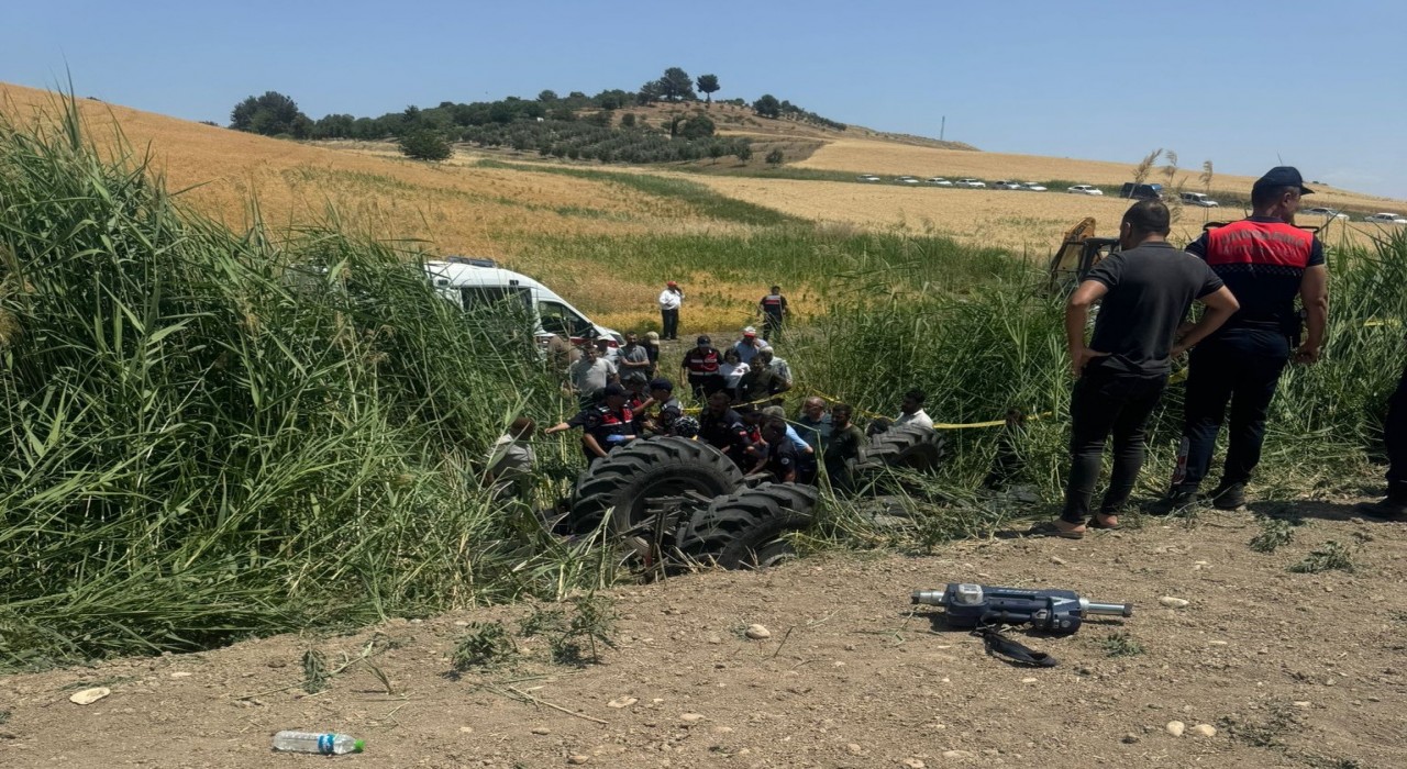 Yangını söndürmek isterken traktörün altında kaldı