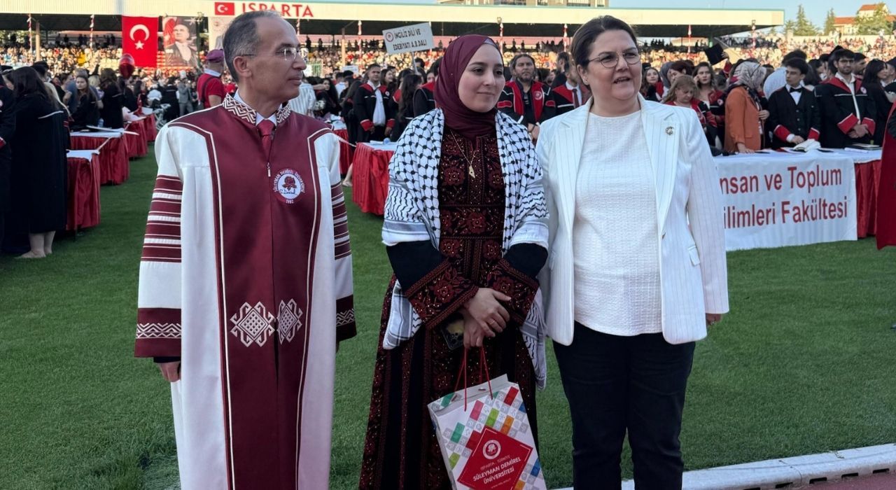 Yanık’tan SDÜ Mezuniyet Törenine Anlamlı Katılım: “Gençlerin Umudu Geleceğe Güven Veriyor”