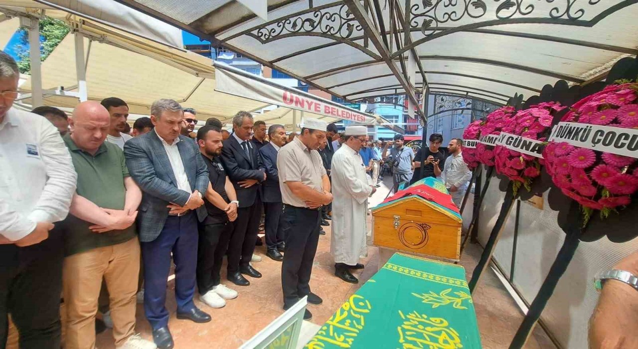 Yapımcı ve yönetmen Ahmet Selim Tuncer, son yolculuğuna uğurlandı