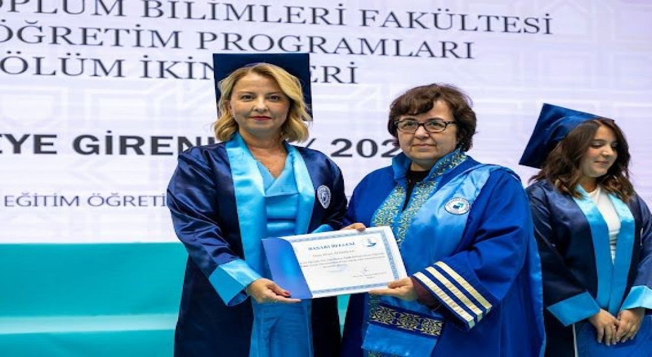Yarım kalan üniversite hayalini 51 yaşında 2.likle tamamladı