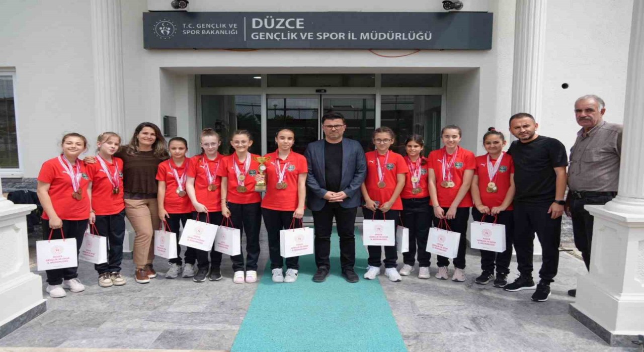 Yazıcı başarılı sporcuları ağıladı