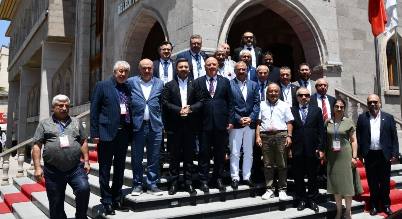 Yerel Basının Sorunları ve Gazeteciliğin Geleceği Masaya Yatırıldı