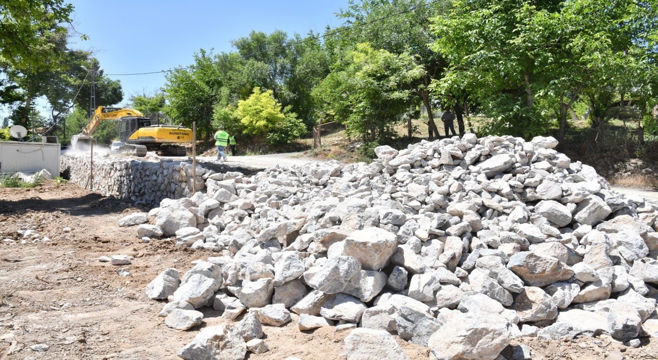 Yeşilyurt Belediyesinden Şahnahana taş duvarla güvenli yol