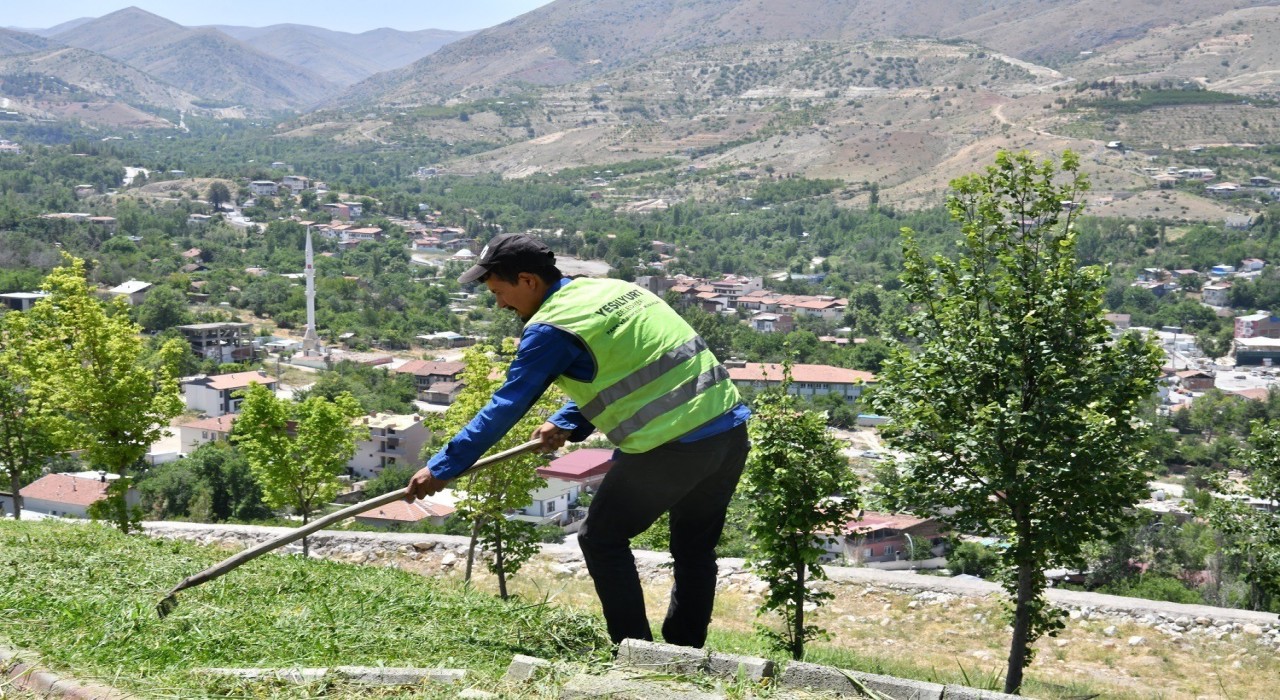 Yeşilyurtta parklar yaza hazırlanıyor